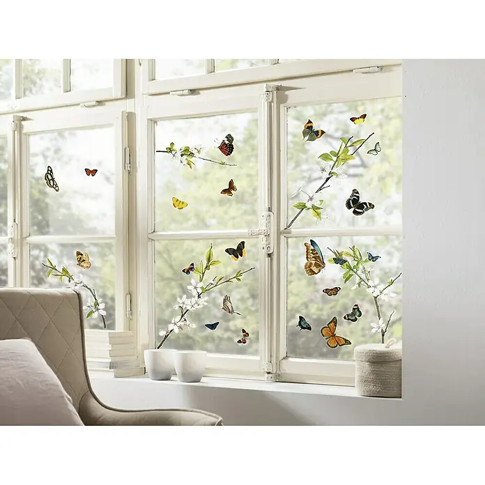 Komar Fenstersticker Cheerful Butterflies - Bunt, 31 x 31 cm - Fensterdekoration mit bunten Schmetterlingen und blühenden Zweigen, die eine frühlingshafte Atmosphäre im Raum schafft.