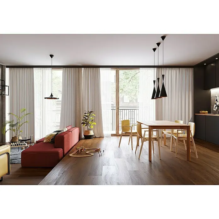 Vinylboden Silent - Jersey Eiche, Landhausdiele, 1.220 x 229 x 5,3 mm - Helle Inneneinrichtung mit Holzboden, rotem Sofa, Esstisch mit gelben Stühlen und großen Fenstern mit Vorhängen für ein freundliches Ambiente.