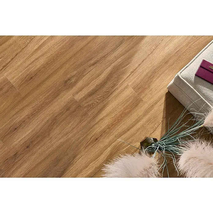 Vinylboden Silent - Jersey Eiche, Landhausdiele, 1.220 x 229 x 5,3 mm - Nahaufnahme des Vinylbodens, der eine warme und einladende Atmosphäre ausstrahlt, perfekt für jedes Zuhause.