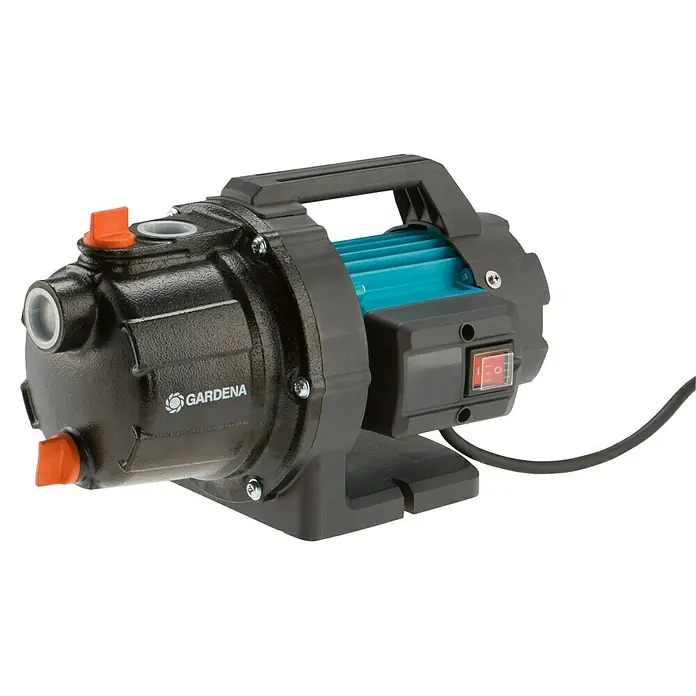 Gardena Gartenpumpe 3700/4 Basic - 800 W, Max. Fördermenge: 3.700 l/h - Eine schwarze Gardena Gartenpumpe mit blauem Motor und orangefarbenen Akzenten, ideal für die Bewässerung.