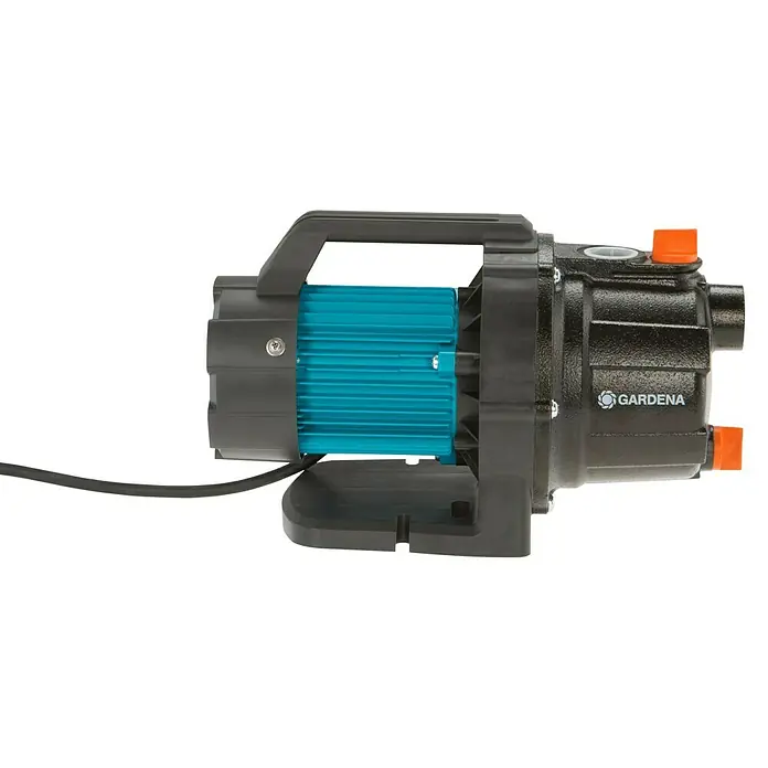 Gardena Gartenpumpe 3700/4 Basic - 800 W, Max. Fördermenge: 3.700 l/h - Das Bild zeigt eine GARDENA Gartenpumpe, ideal für die Bewässerung und Druckerhöhung im Garten. Das Gerät ist robust und leistungsstark.