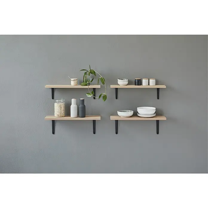 Dolle Stegkonsole - L x B: 190 x 165 mm, Schwarz - Vier Regale mit verschiedenen Gegenständen an einer grauen Wand, die vielseitige Aufbewahrungslösungen bieten. Dekorative Elemente bereichern das Gesamtbild.