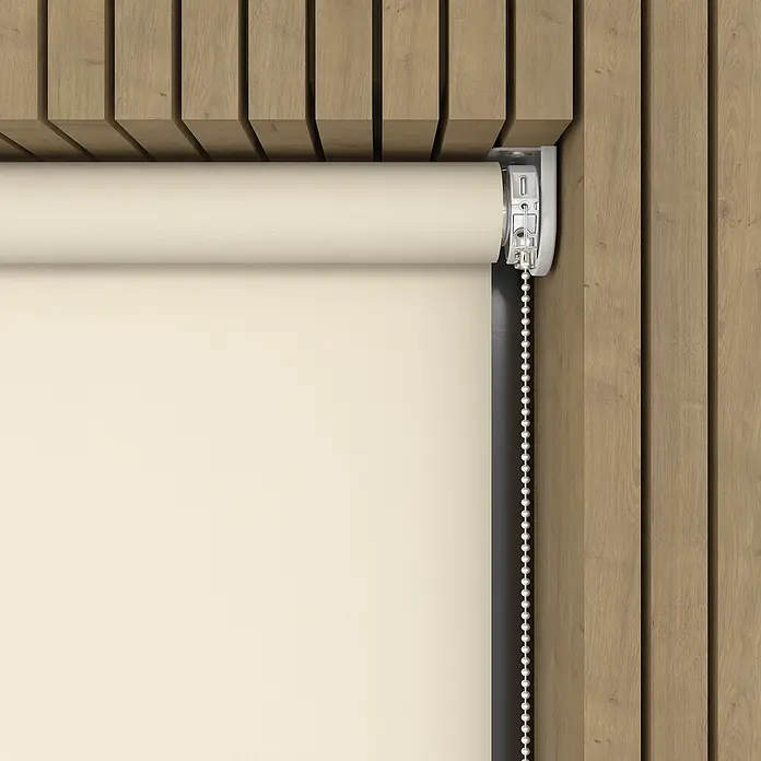 Rollo Elektrisch - B x H: 90 x 190 cm, Tageslichtdurchlässig, Beige, Uni - Nahaufnahme einer beigen Rolljalousie vor einer hölzernen Wand, die das elegante und funktionale Design des Produkts hervorhebt.