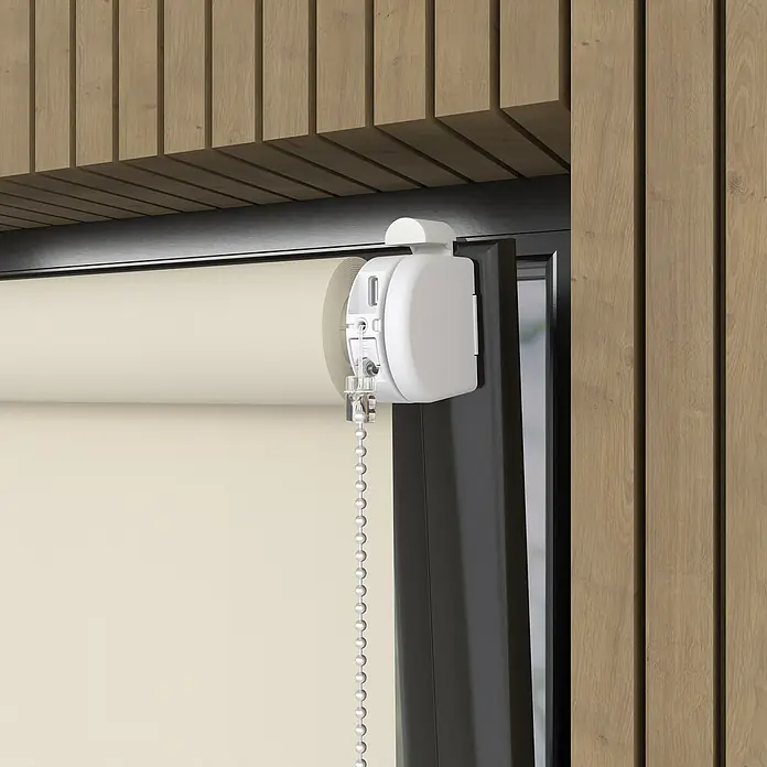 Rollo Elektrisch - B x H: 90 x 190 cm, Tageslichtdurchlässig, Beige, Uni - Nahaufnahme einer weißen Rolljalousie mit Kettenzug an einem Fenster, umgeben von Holzverkleidung.