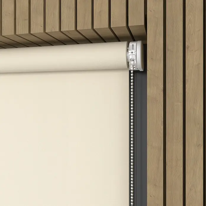 Rollo Elektrisch - B x H: 90 x 190 cm, Tageslichtdurchlässig, Beige, Uni - Nahaufnahme einer eleganten, cremefarbenen Rollgardine mit Kettenzug, die an einer modernen Holzpaneelwand befestigt ist.