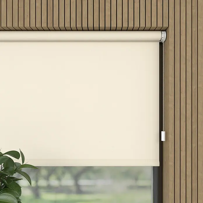 Rollo Elektrisch - B x H: 90 x 190 cm, Tageslichtdurchlässig, Beige, Uni - Beige Rollo im modernen Design, das einen Raum abdunkelt und für Privatsphäre sorgt. Perfekt für Fenster mit Aussicht ins Grüne.