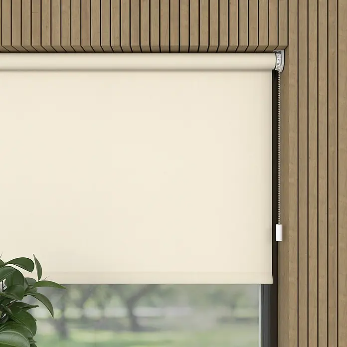 Rollo Elektrisch - B x H: 90 x 190 cm, Tageslichtdurchlässig, Beige, Uni - Elegantes, cremefarbenes Rollo vor einem Fenster, das für Privatsphäre und sanftes Licht sorgt. Perfekt für ein gemütliches Ambiente im Raum.