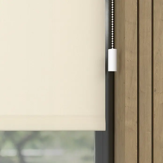 Rollo Elektrisch - B x H: 90 x 190 cm, Tageslichtdurchlässig, Beige, Uni - Eine Nahaufnahme eines cremefarbenen Rollos, das teilweise heruntergezogen ist und einen sanften Lichtfiltereffekt im Raum erzeugt.