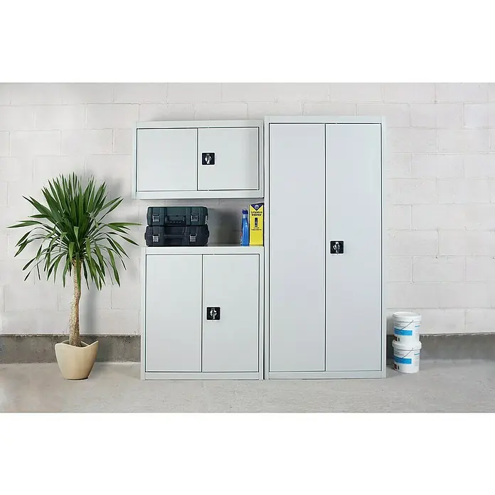 Simonrack Simonlocker Armario multiusos metálico Multi Professional - L x An x Al: 40 x 60 x 180 cm, Número de puertas: 2 ud., Antracita/Antracita - Armarios de almacenamiento blancos con una planta de interior y contenedores. Los armarios de metal tienen mangos con cierre y están dispuestos a la altura del garaje.