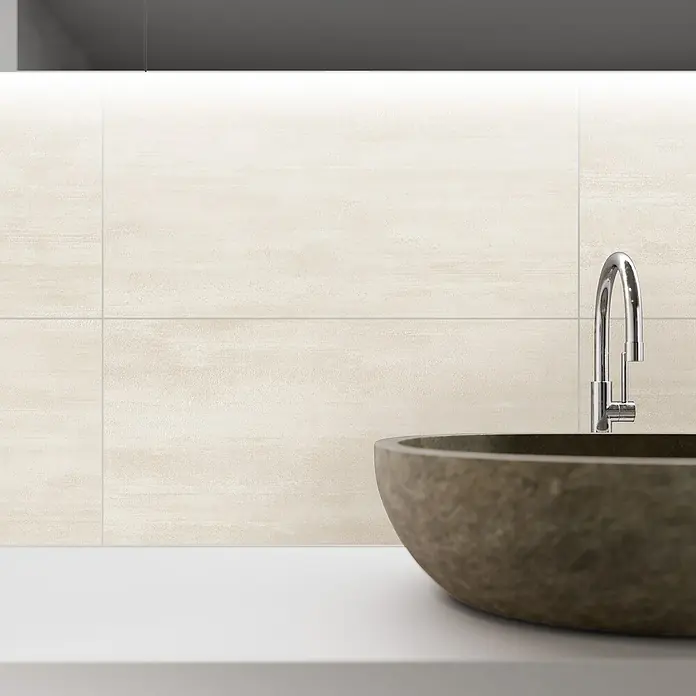Wandfliese Miami Beach New - 30 x 60 cm, Beige, Matt - Nahaufnahme eines modernen Badezimmers mit einem stilvollen Waschbecken und einer eleganten Armatur, die ein minimalistisches Design betont.