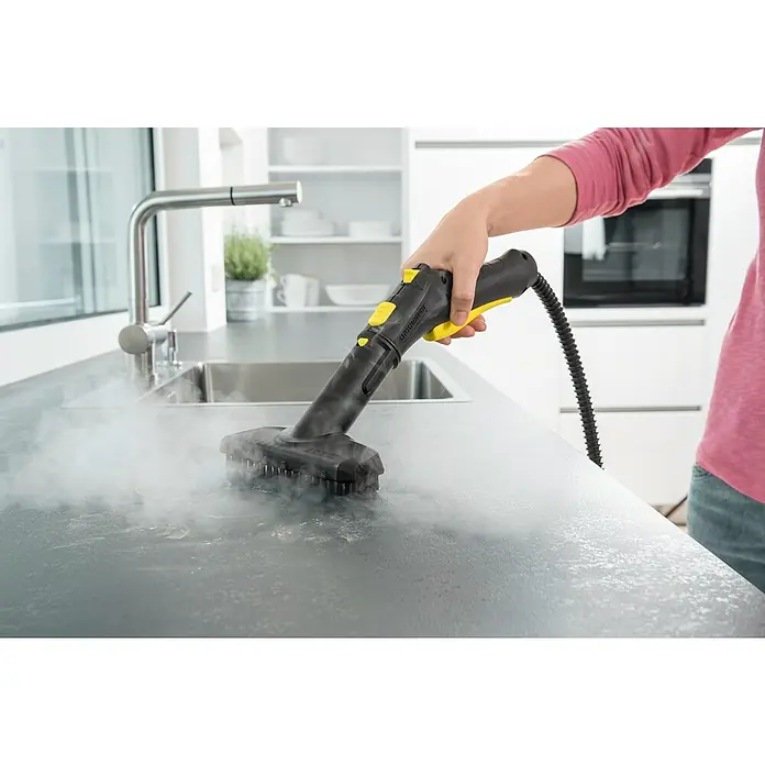 Kärcher Saugdüse Handdüse - Schwarrz - Dampfreiniger in Aktion: Ein Kärcher Dampfreiniger beseitigt Schmutz auf einer Küchenoberfläche mit kraftvollem Dampf.