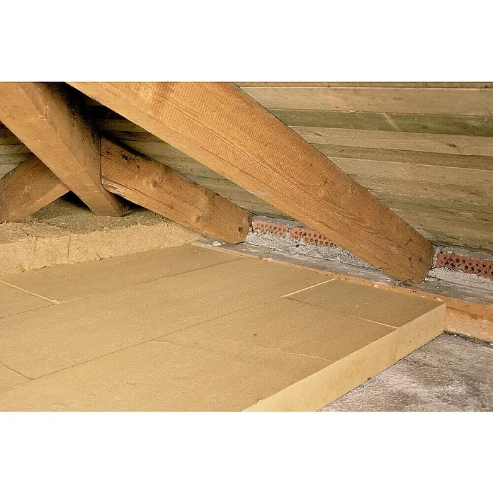 Steico Holzfaserdämmplatte top - 1.200 x 400 mm, Stärke: 80 mm, Wärmeleitfähigkeit: 0,04 W/(mK) - Innenaufnahme eines Dachbodens mit Isolierung aus hellbraunen Dämmplatten und groben Holzbalken unter dem Dach.