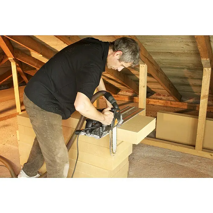 Steico Holzfaserdämmplatte top - 1.200 x 400 mm, Stärke: 80 mm, Wärmeleitfähigkeit: 0,04 W/(mK) - Ein Handwerker schneidet mit einer Dämmstoffsäge ein Dämmstoffelement zu, um es für die Hausisolierung anzupassen.
