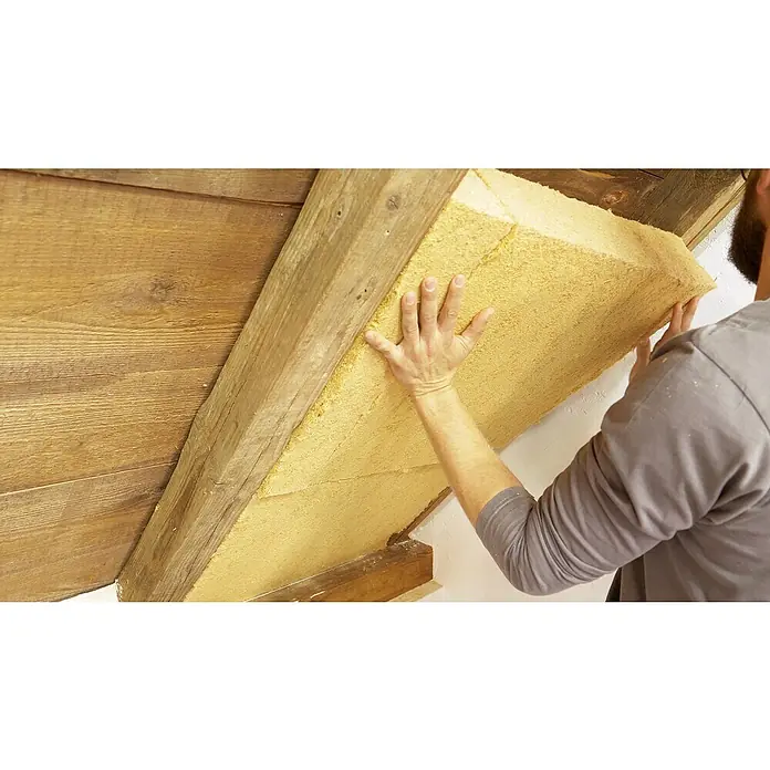 Steico Holzfaserdämmplatte flex 0361.220 x 575 mm, Stärke: 30 mm, Wärmeleitfähigkeit: 0,036 W/(mK), 14 Stk. - Ein Mann installiert Dämmplatten aus Holzfaser zwischen Holzbalken, um die Dachschräge zu isolieren. Natürliche Dämmung für ein behagliches Zuhause.
