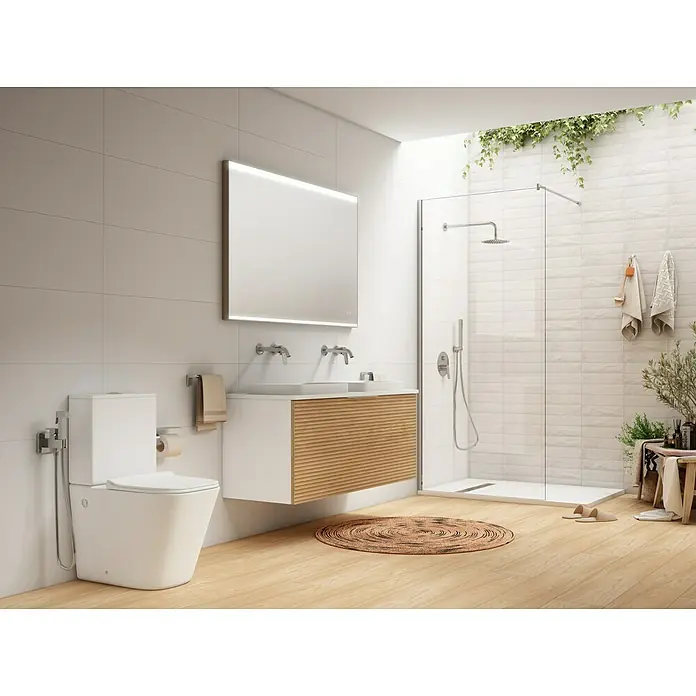 BHS Showroom Revestimiento de pared Rain - 7,5 x 30 cm, Bianco, Brillante - Elegante baño con inodoro, lavabo y ducha elegantes. El diseño moderno se destaca por líneas limpias y colores brillantes.