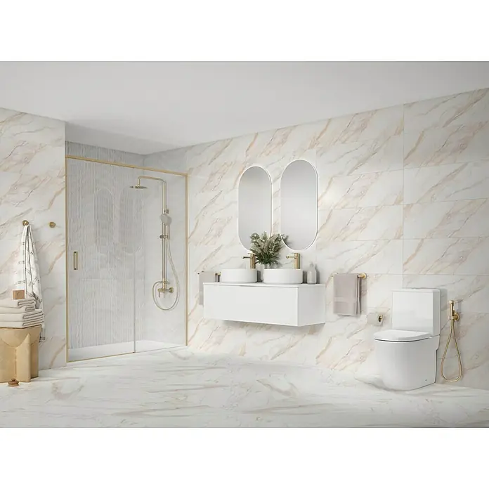 Camargue Espejo con luz Celia - 45 x 90 cm, Sensor - Diseño elegante de baño con azulejos de mármol, ducha moderna y tocador. Los detalles dorados aportan toques lujosos.