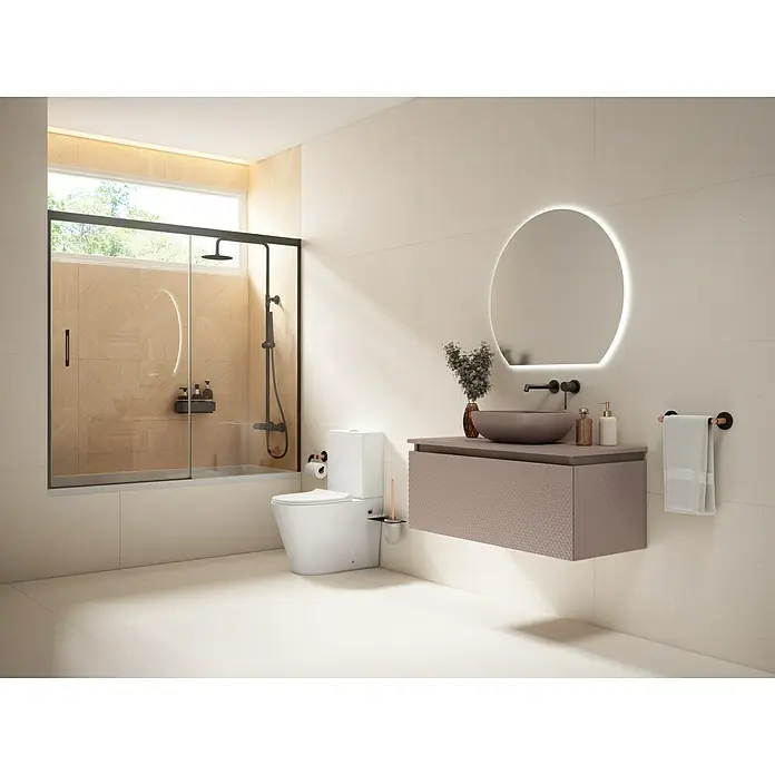 Camargue Espejo con luz Duved - Diámetro: 60 cm, Plateado - Baño con inodoro moderno, tocador con espejo y ducha con marco negro, que ofrece un diseño elegante y contemporáneo.