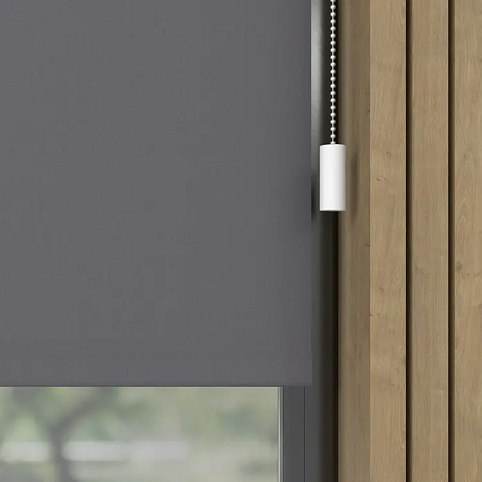 Rollo Elektrisch - B x H: 100 x 190 cm, Tageslichtdurchlässig, Grau, Uni - Graue Rollo mit Zugkette vor einem Fenster, das für Privatsphäre sorgt und das Licht reguliert.