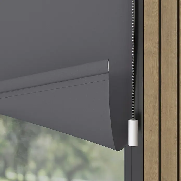 Rollo Elektrisch - B x H: 100 x 190 cm, Tageslichtdurchlässig, Grau, Uni - Nahaufnahme einer grauen Rollo mit Kettenzug und Bedienrolle, die teilweise heruntergelassen ist und einen Blick nach draußen ermöglicht.