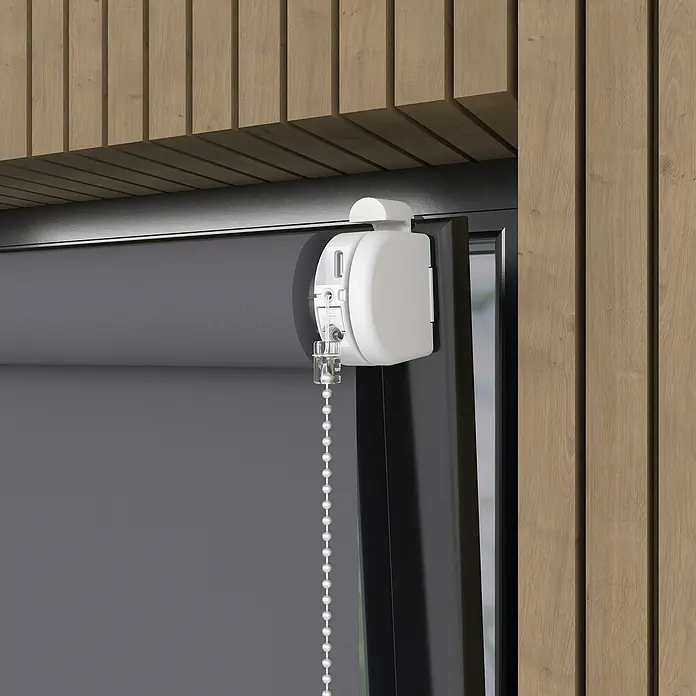 Rollo Elektrisch - B x H: 100 x 190 cm, Tageslichtdurchlässig, Grau, Uni - Nahaufnahme eines Rollos mit weißem Mechanismus und Perlenkette vor einer Wand mit Holzpaneelen.