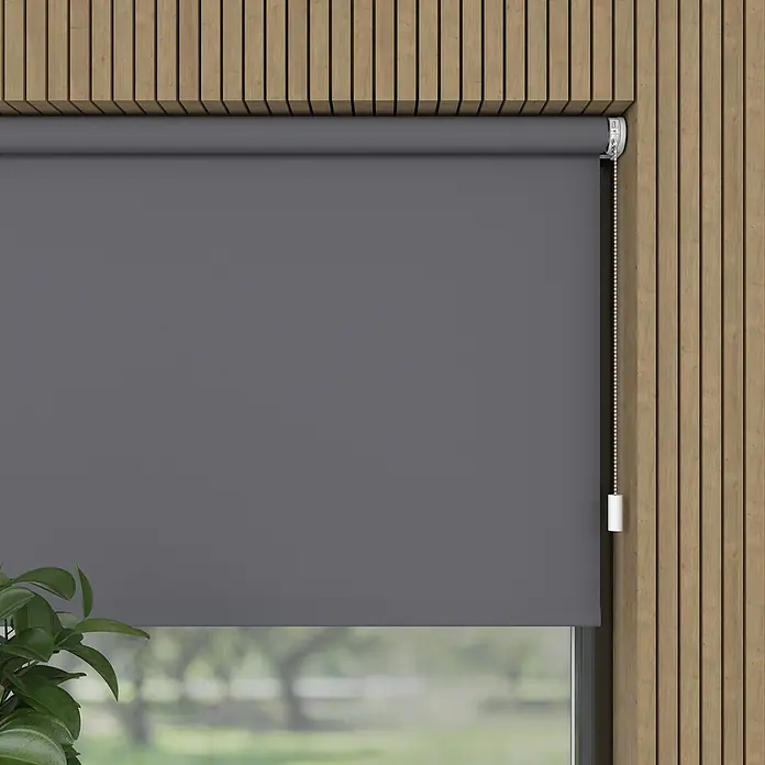 Rollo Elektrisch - B x H: 100 x 190 cm, Tageslichtdurchlässig, Grau, Uni - Graue Rollladen vor einem Fenster mit Holzverkleidung, ideal für modernes Wohndesign und zur Lichtsteuerung.