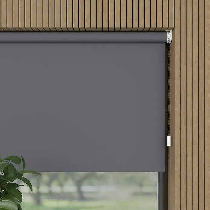 Rollo Elektrisch - B x H: 100 x 190 cm, Tageslichtdurchlässig, Grau, Uni - Graue Rollladen sorgen für Privatsphäre und dunkeln den Raum ab, während sie sich nahtlos in das moderne Holzdesign einfügen.