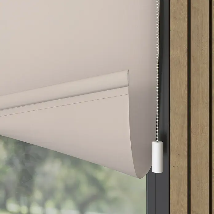 Rollo Elektrisch - B x H: 120 x 190 cm, Tageslichtdurchlässig, Creme, Uni - Nahaufnahme einer beigen Rolljalousie mit Kettenzug in einem modern eingerichteten Raum.