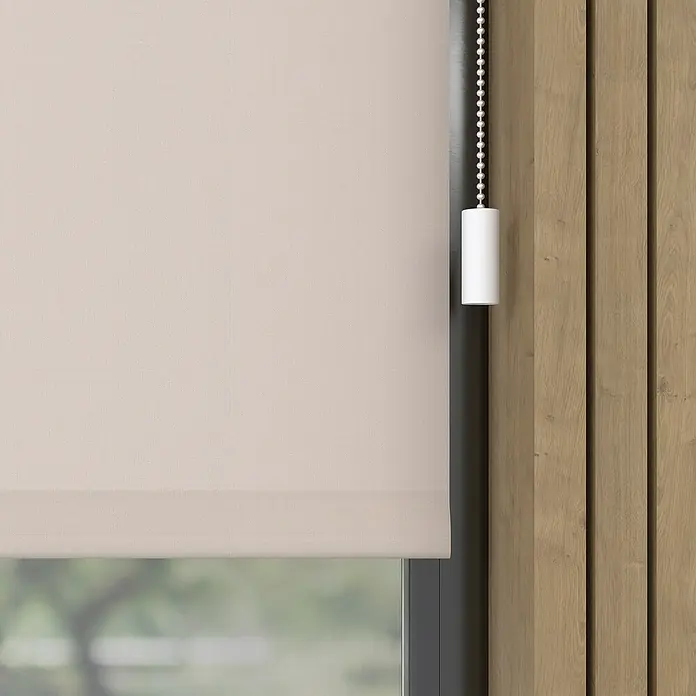Rollo Elektrisch - B x H: 120 x 190 cm, Tageslichtdurchlässig, Creme, Uni - Nahaufnahme einer beigen Rollos, das an einem Fenster mit Holzrahmen hängt, mit einer weißen Zugschnur zur Bedienung des Rollos.