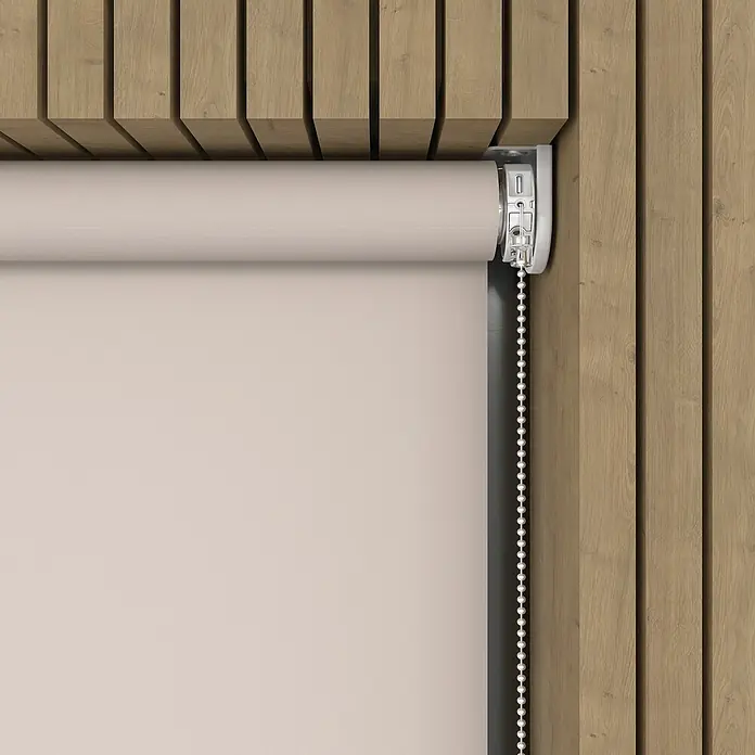 Rollo Elektrisch - B x H: 120 x 190 cm, Tageslichtdurchlässig, Creme, Uni - Nahaufnahme einer beigen Rollo mit Kettenzug vor einem hölzernen Hintergrund. Die Rollo ist teilweise heruntergelassen und zeigt ihr dezentes Design.