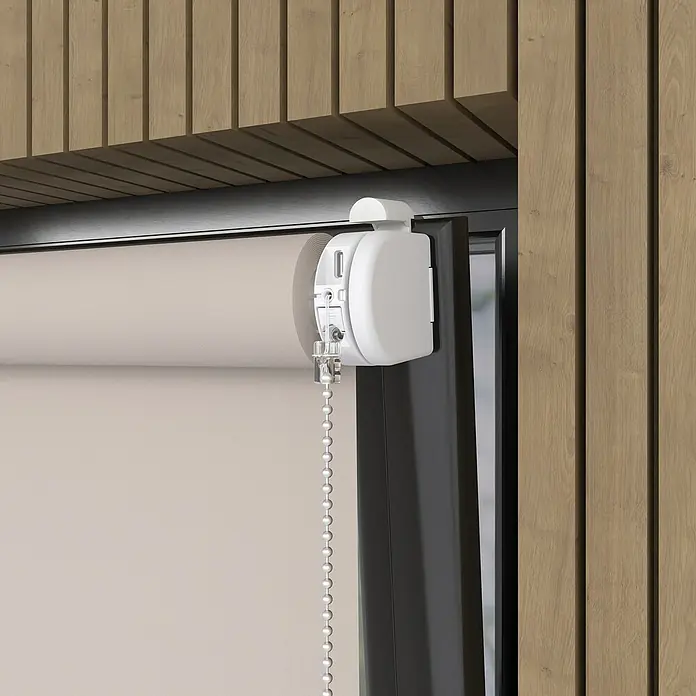 Rollo Elektrisch - B x H: 120 x 190 cm, Tageslichtdurchlässig, Creme, Uni - Nahaufnahme einer weißen Rolljalousie mit Kettenzug vor einer Holzwand, die ein modernes und stilvolles Designelement zeigt.