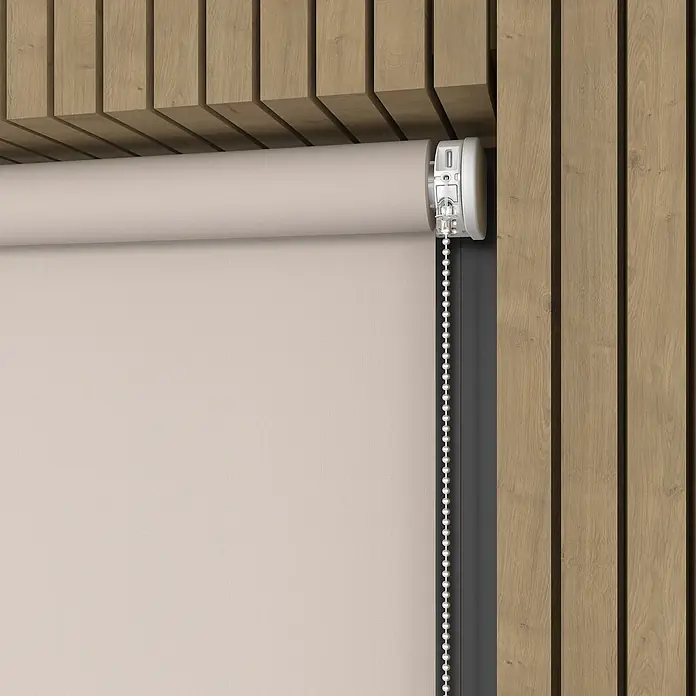 Rollo Elektrisch - B x H: 120 x 190 cm, Tageslichtdurchlässig, Creme, Uni - Nahaufnahme einer beigen Rollgardine mit Bedienkette vor einer Wand mit Holzpaneelen, die eine elegante Fensterdekoration zeigt.