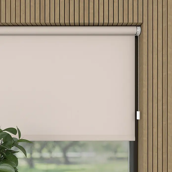 Rollo Elektrisch - B x H: 120 x 190 cm, Tageslichtdurchlässig, Creme, Uni - Hier ist eine Nahaufnahme eines beigen Rollos, das teilweise heruntergezogen ist und einen Teil des Fensters bedeckt.