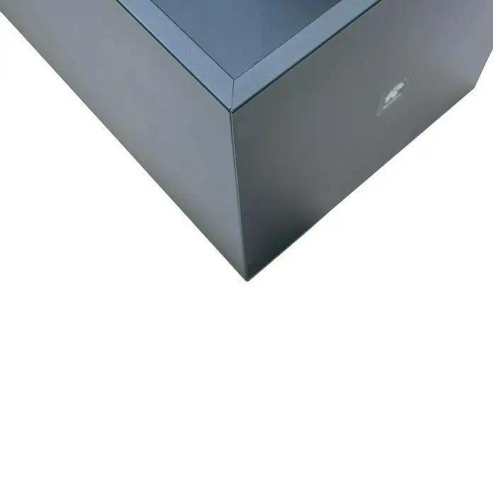 Herstera Garden Pflanzkasten Cube - Außenmaß (L x B x H): 150 x 50 x 50 cm, Metall, Anthrazit - Nahaufnahme einer modernen, grauen Pflanzbox, die elegantes Design und Funktionalität für stilvolle Bepflanzungen im Innen- und Außenbereich bietet.