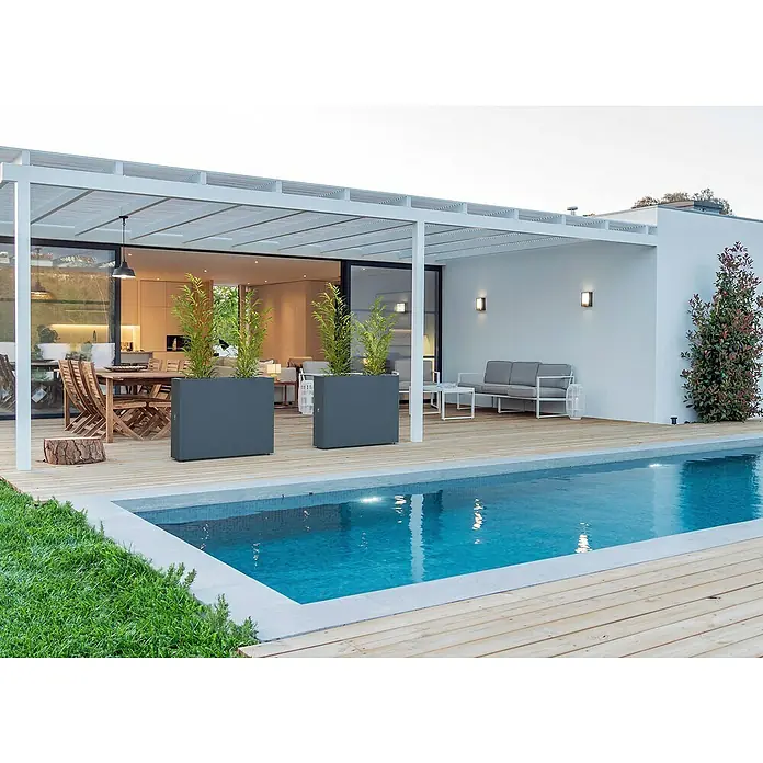 Herstera Garden Pflanzkasten Cube - L x B x H: 100 x 25 x 80 cm - Eine moderne Gartengestaltung mit Pool und Pflanzenkübeln. Die grauen Kübel mit grünen Pflanzen setzen Akzente auf der Holzterrasse.