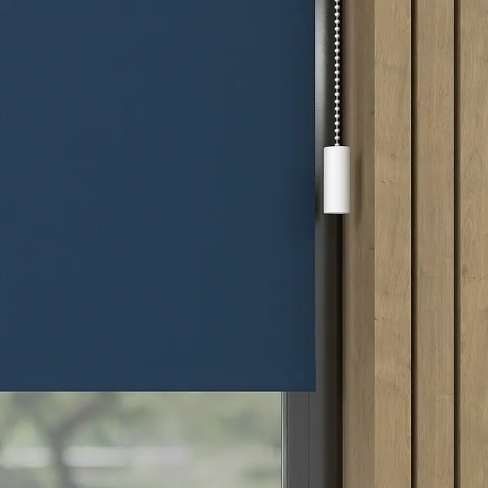 Verdunkelungsrollo Elektrisch - B x H: 90 x 190 cm, Dunkelblau, Uni - Ein marineblauer Rollladen bedeckt das Fenster und sorgt für Privatsphäre und Verdunkelung, gesteuert durch eine weiße Zugschnur.