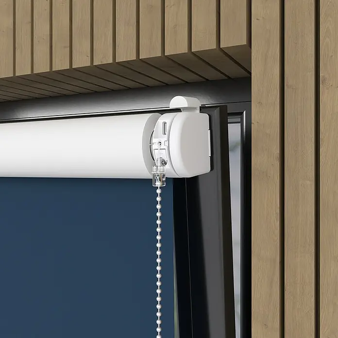Verdunkelungsrollo Elektrisch - B x H: 90 x 190 cm, Dunkelblau, Uni - Nahaufnahme einer weißen Rolljalousie mit Kettenzug, montiert an einem Fenster mit dunklem Rahmen und Holzverkleidung.