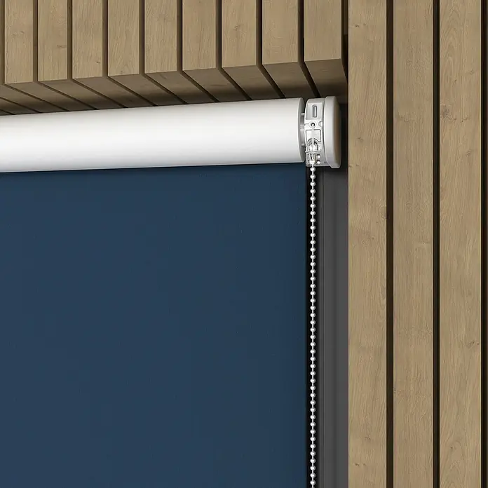 Verdunkelungsrollo Elektrisch - B x H: 90 x 190 cm, Dunkelblau, Uni - Elegante blaue Rollos mit einem schlichten, weißen Mechanismus und einer zarten Kugelkette, die sich perfekt in die moderne Holzumgebung einfügen.