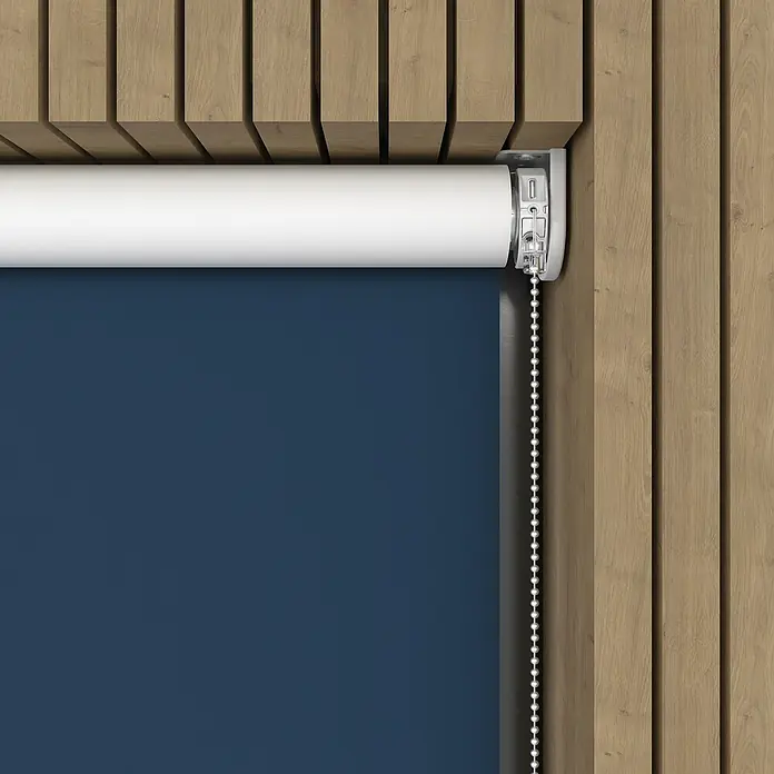 Verdunkelungsrollo Elektrisch - B x H: 90 x 190 cm, Dunkelblau, Uni - Eine elegante Rollgardine mit blauem Stoff und einem weißen Rollo-Mechanismus vor einem Holzwand-Hintergrund.
