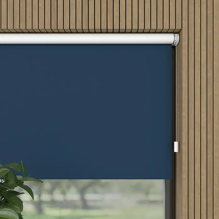 Verdunkelungsrollo Elektrisch - B x H: 90 x 190 cm, Dunkelblau, Uni - Nahaufnahme eines blauen Rollos vor einem Fenster mit Holzrahmen, das für Privatsphäre und Verdunkelung sorgt.\n
