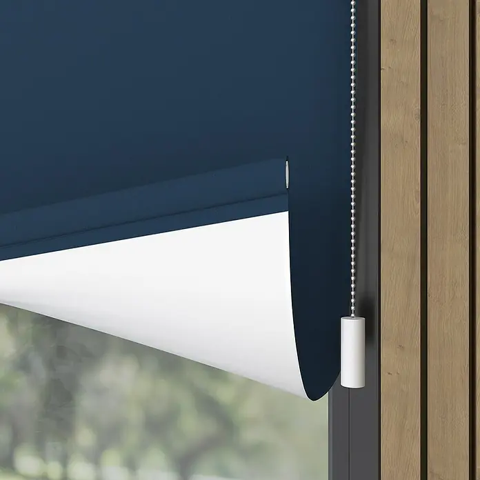 Verdunkelungsrollo Elektrisch - B x H: 90 x 190 cm, Dunkelblau, Uni - Blaue Rollo mit Kettenzug am Fenster. Das Rollo ist teilweise heruntergelassen und zeigt die weiße Rückseite. Elegantes Design für Ihr Zuhause.