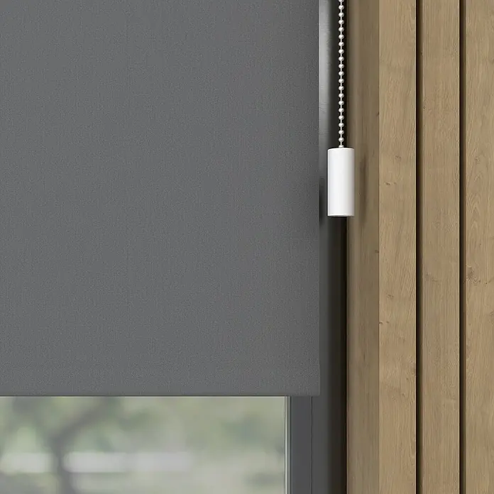 Verdunkelungsrollo Elektrisch - B x H: 110 x 190 cm, Grau, Uni - Eine Nahaufnahme eines modernen grauen Rollos mit einer weißen Zugschnur und Holzakzenten für ein elegantes, minimalistisches Design.