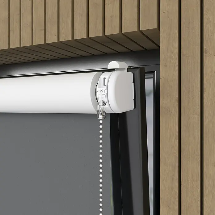 Verdunkelungsrollo Elektrisch - B x H: 110 x 190 cm, Grau, Uni - Nahaufnahme einer weißen Rollo-Vorrichtung mit Kette, die an einer grauen Fensterscheibe montiert ist, umgeben von Holzpaneelen.