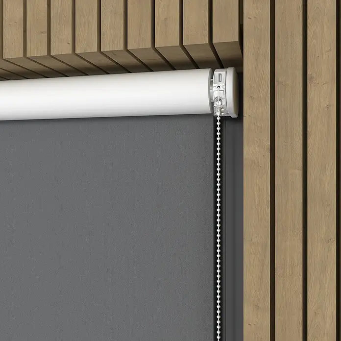 Verdunkelungsrollo Elektrisch - B x H: 110 x 190 cm, Grau, Uni - Nahaufnahme einer grauen Rollgardine mit weißem Rollo und Kettenzug vor einem Holzrahmen.