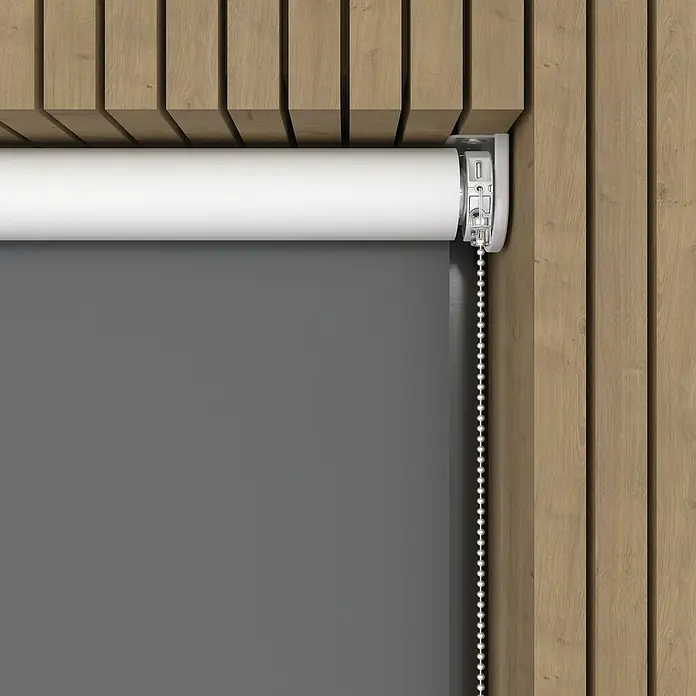 Verdunkelungsrollo Elektrisch - B x H: 110 x 190 cm, Grau, Uni - Nahaufnahme einer grauen Rolllade mit weißer Aufrollvorrichtung vor einer Holzwand, die die Funktionalität und das minimalistische Design hervorhebt.