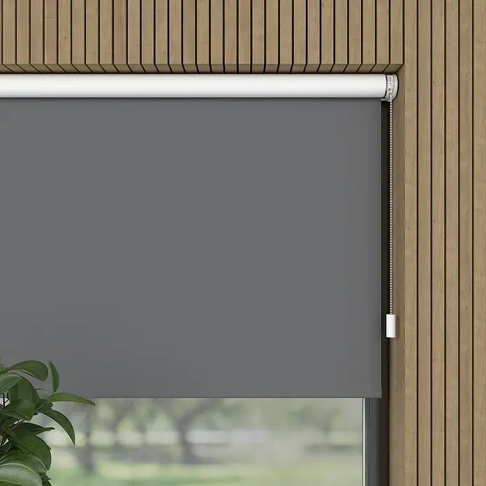 Verdunkelungsrollo Elektrisch - B x H: 110 x 190 cm, Grau, Uni - Ein graues Rollo hängt vor einem Fenster und sorgt für Privatsphäre und Lichtschutz in dem Raum. Das Rollo ist modern und funktional.