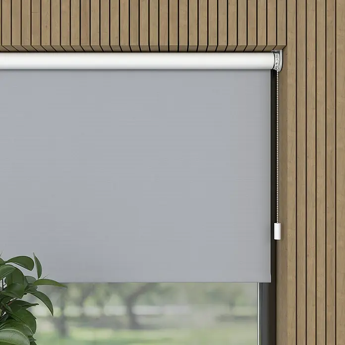 Verdunkelungsrollo Elektrisch - B x H: 160 x 190 cm, Hellgrau, Uni - Graue Rolloblende vor einem Fenster mit Holzverkleidung, die das Produkt und seine Installation hervorhebt.