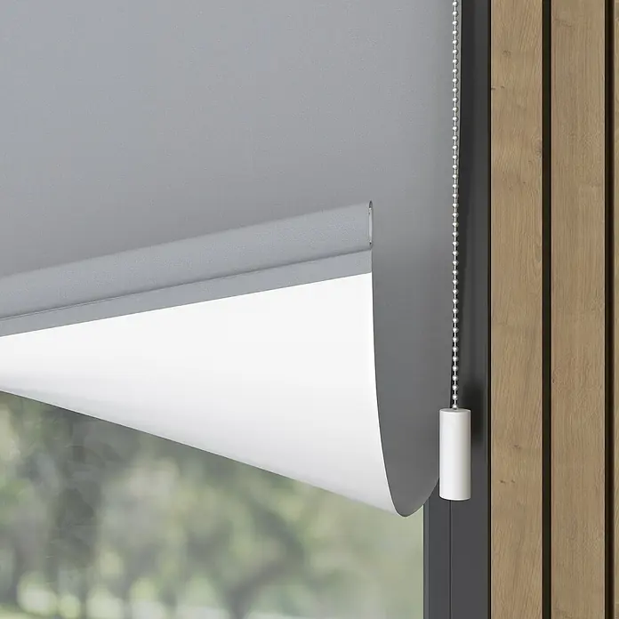 Verdunkelungsrollo Elektrisch - B x H: 160 x 190 cm, Hellgrau, Uni - Detailaufnahme einer grauen Rollmarkise mit weißem Rollo, die an einem Fenster mit Holzelementen befestigt ist.