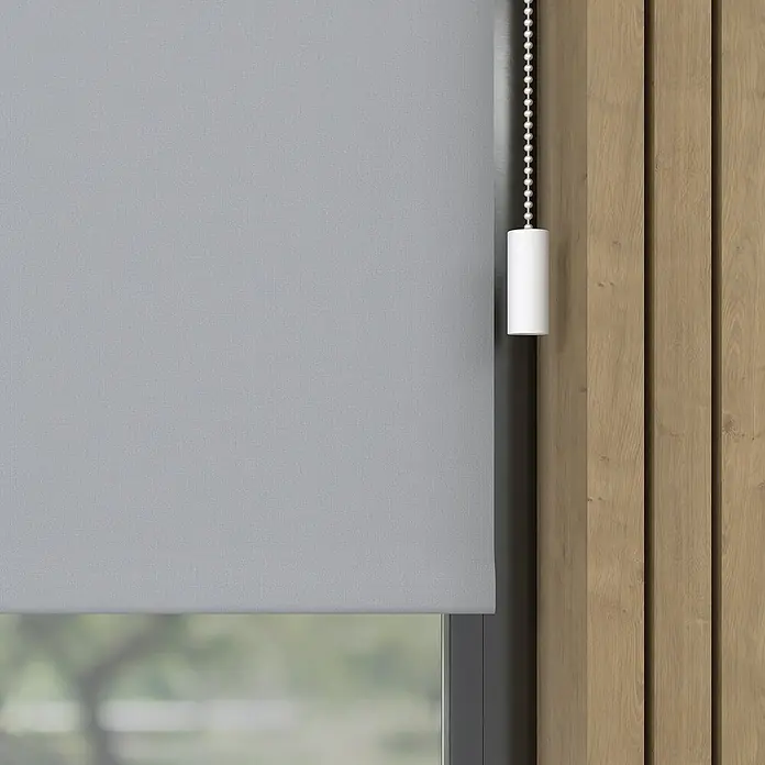 Verdunkelungsrollo Elektrisch - B x H: 160 x 190 cm, Hellgrau, Uni - Graue Rollo mit Kettenzug und weißem Zylindergriff vor einer Holzwand, die für sanftes Licht und Privatsphäre sorgt.