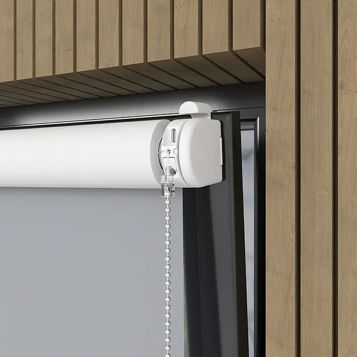 Verdunkelungsrollo Elektrisch - B x H: 160 x 190 cm, Hellgrau, Uni - Nahaufnahme eines Rollladens mit Kettenzugsystem, montiert in einem modernen Raum mit Holzpaneelen.