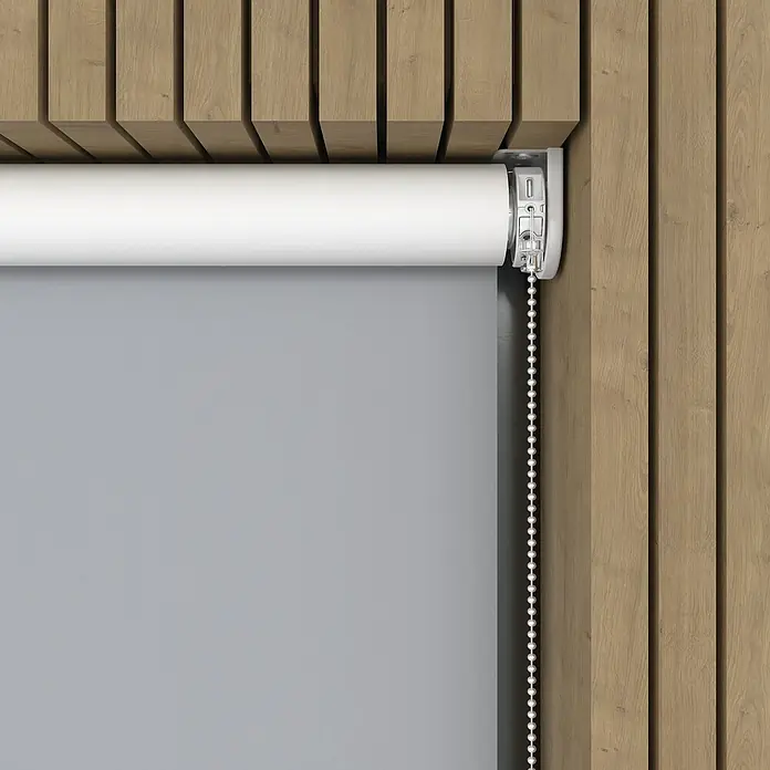 Verdunkelungsrollo Elektrisch - B x H: 160 x 190 cm, Hellgrau, Uni - Eine Nahaufnahme eines Rollos, das an einer Holzwand montiert ist. Das Rollo ist weiß und der Stoff ist grau.